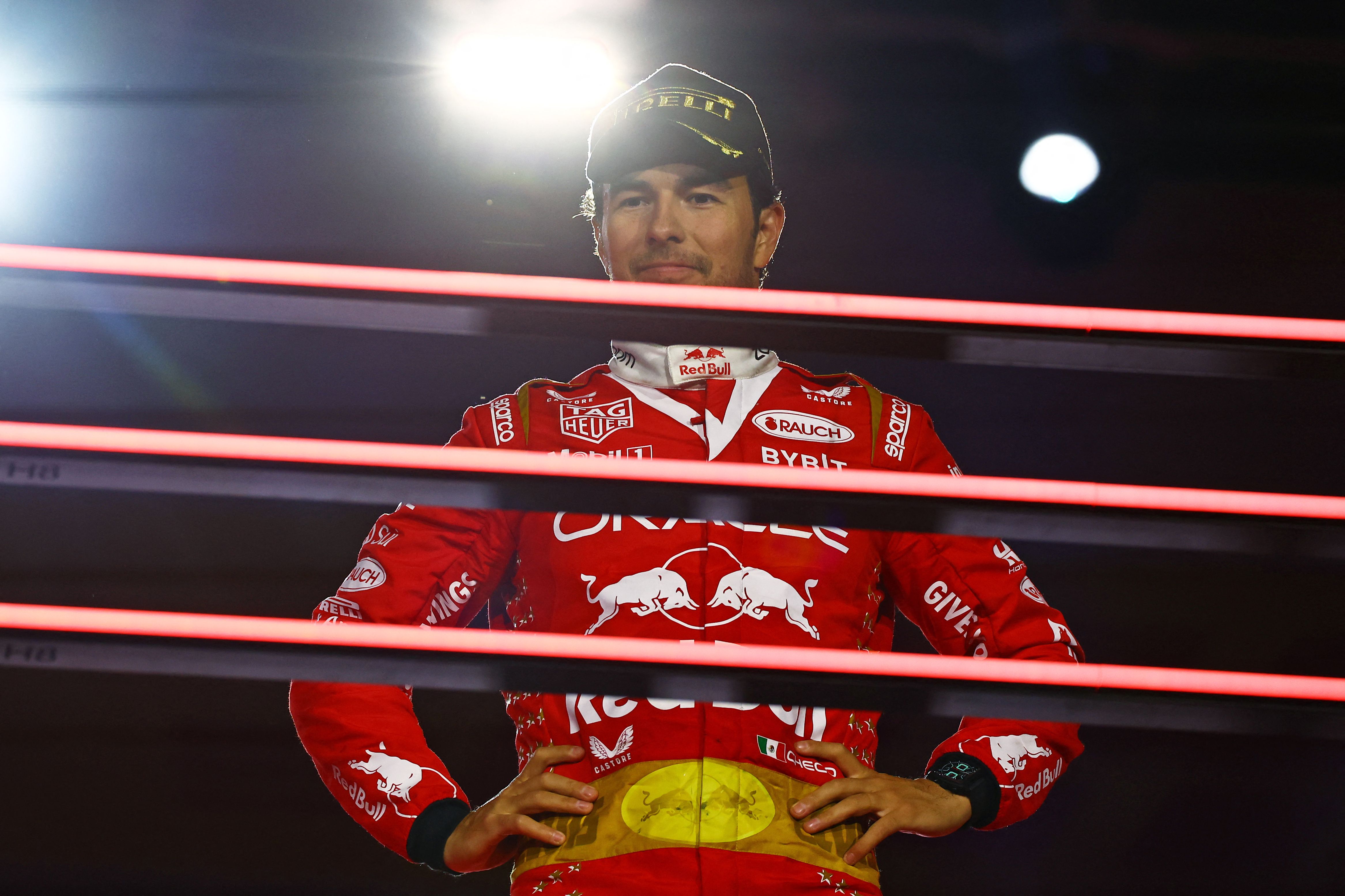 El piloto mexicano de Red Bull, Sergio Perez, tercer lugar de la clasificación, posa en el podio del GP de Las Vegas. (Foto Prensa Libre: AFP)