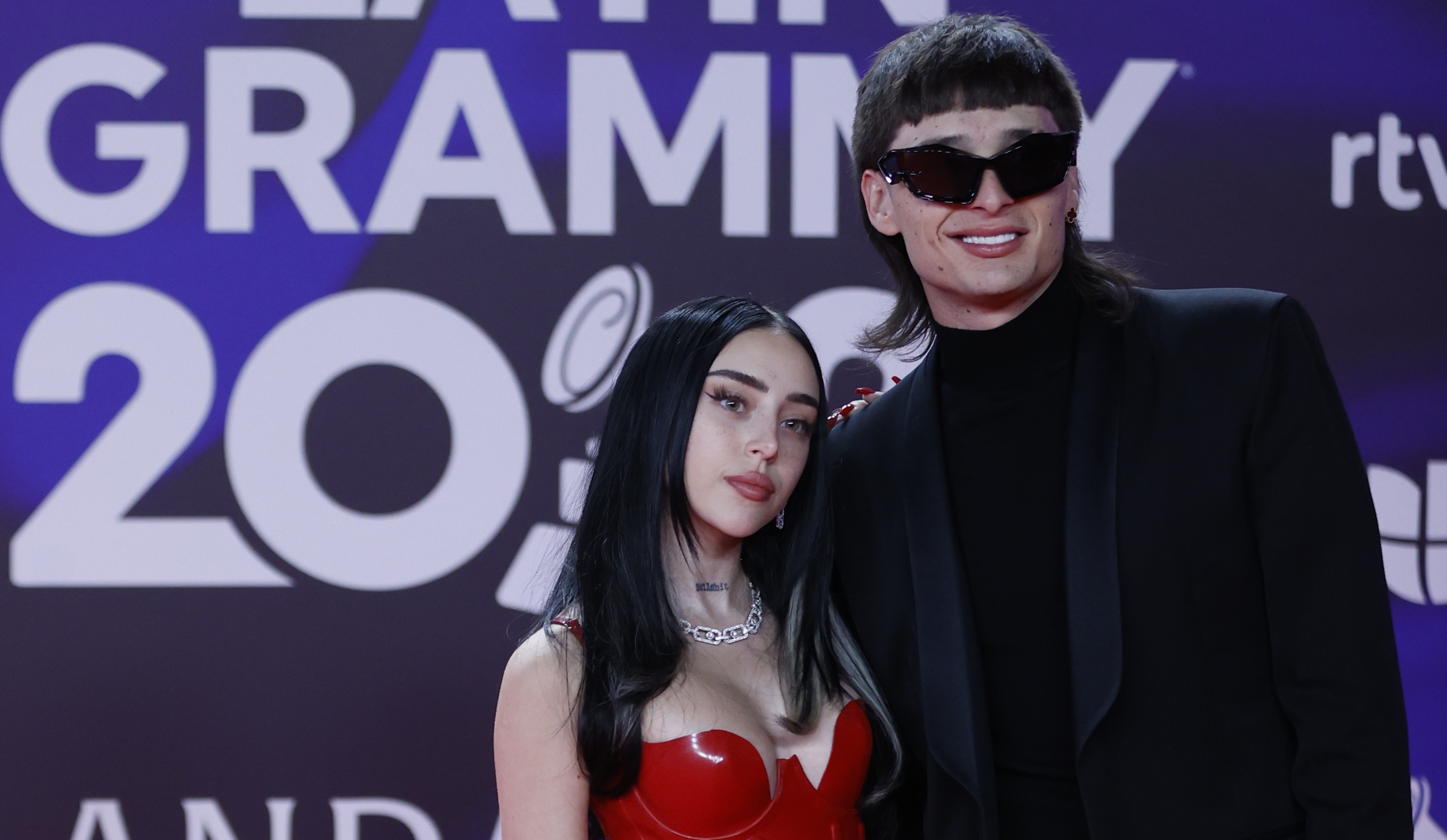 Entre besos y abrazos en los Latin Grammy: las imágenes que confirmaron el noviazgo entre Peso Pluma y Nicki Nicole