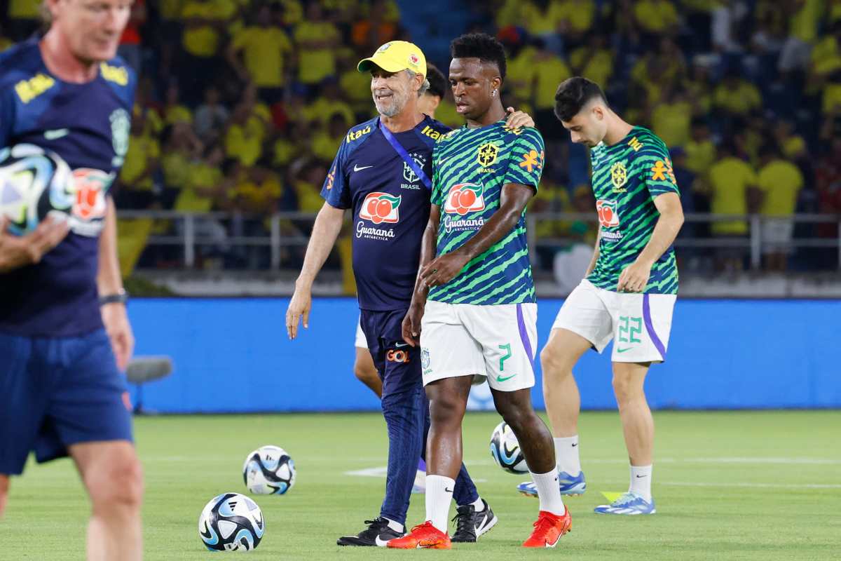 Vinícius Júnior (c), de Brasil, antes del partido de las Eliminatorias Sudamericanas ante Colombia. (Foto Prensa Libre: EFE)
