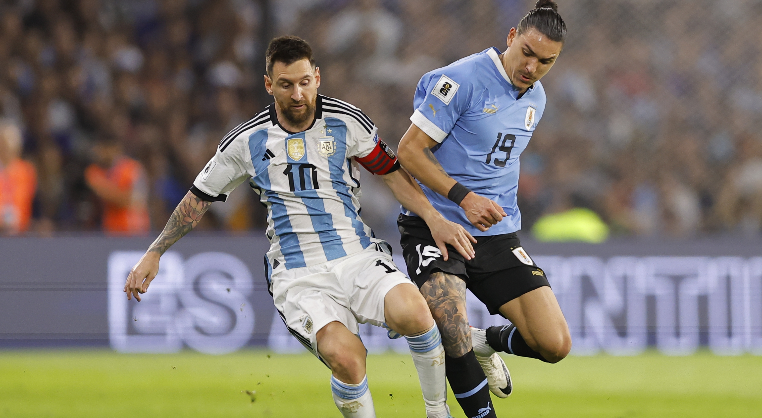 Messi y Argentina pierden el invicto en las eliminatorias ante la Uruguay de Bielsa que le asesta un ‘Bombonerazo’ al campeón del Mundo