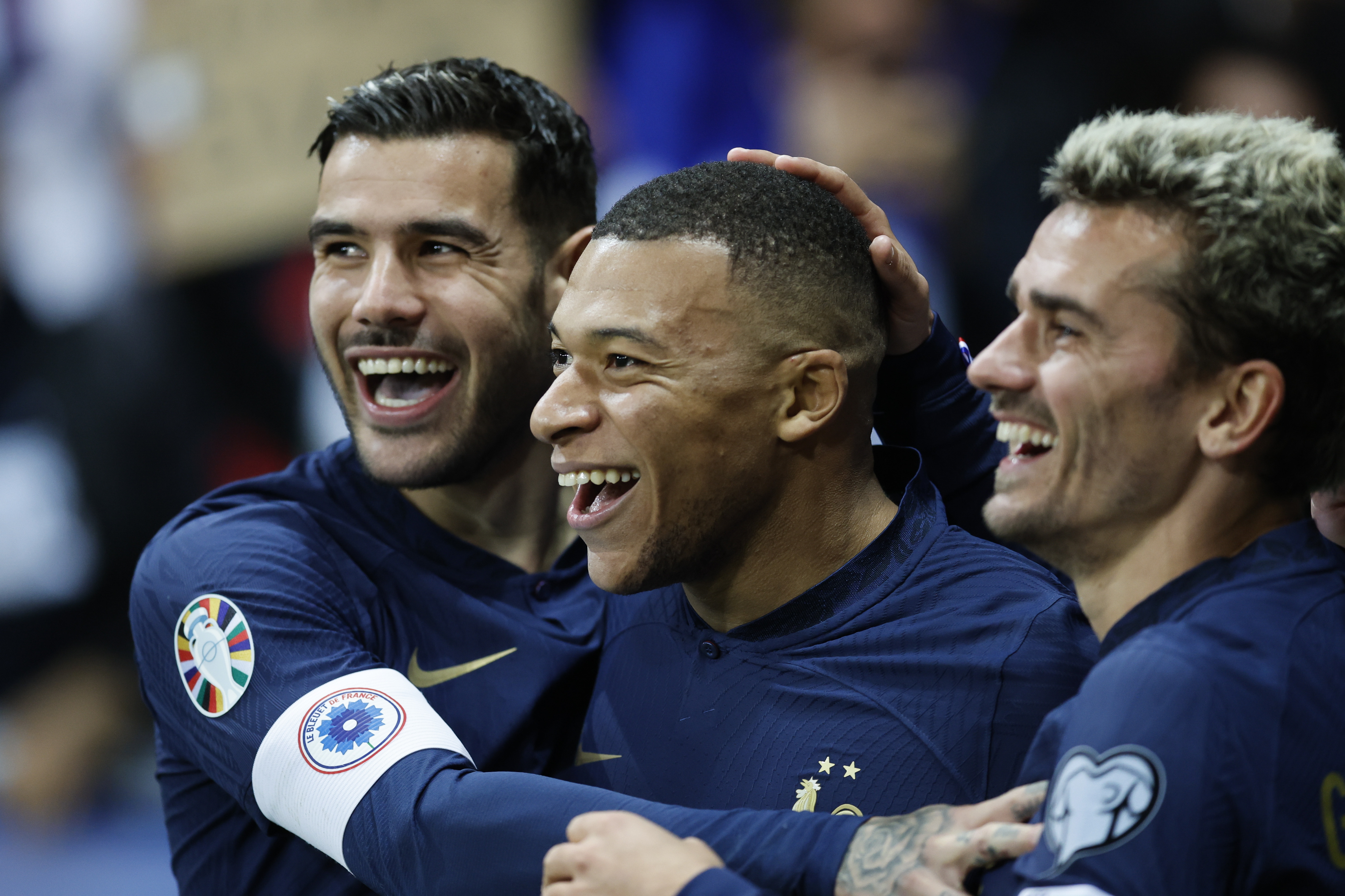 El goleador de la selección de Francia, Kylian Mbappé, celebra uno de sus goles en duelo ante Gibraltar en el clasificatorio para la UEFA EURO 2024 del Groupo B. (Foto Prensa Libre: EFE)