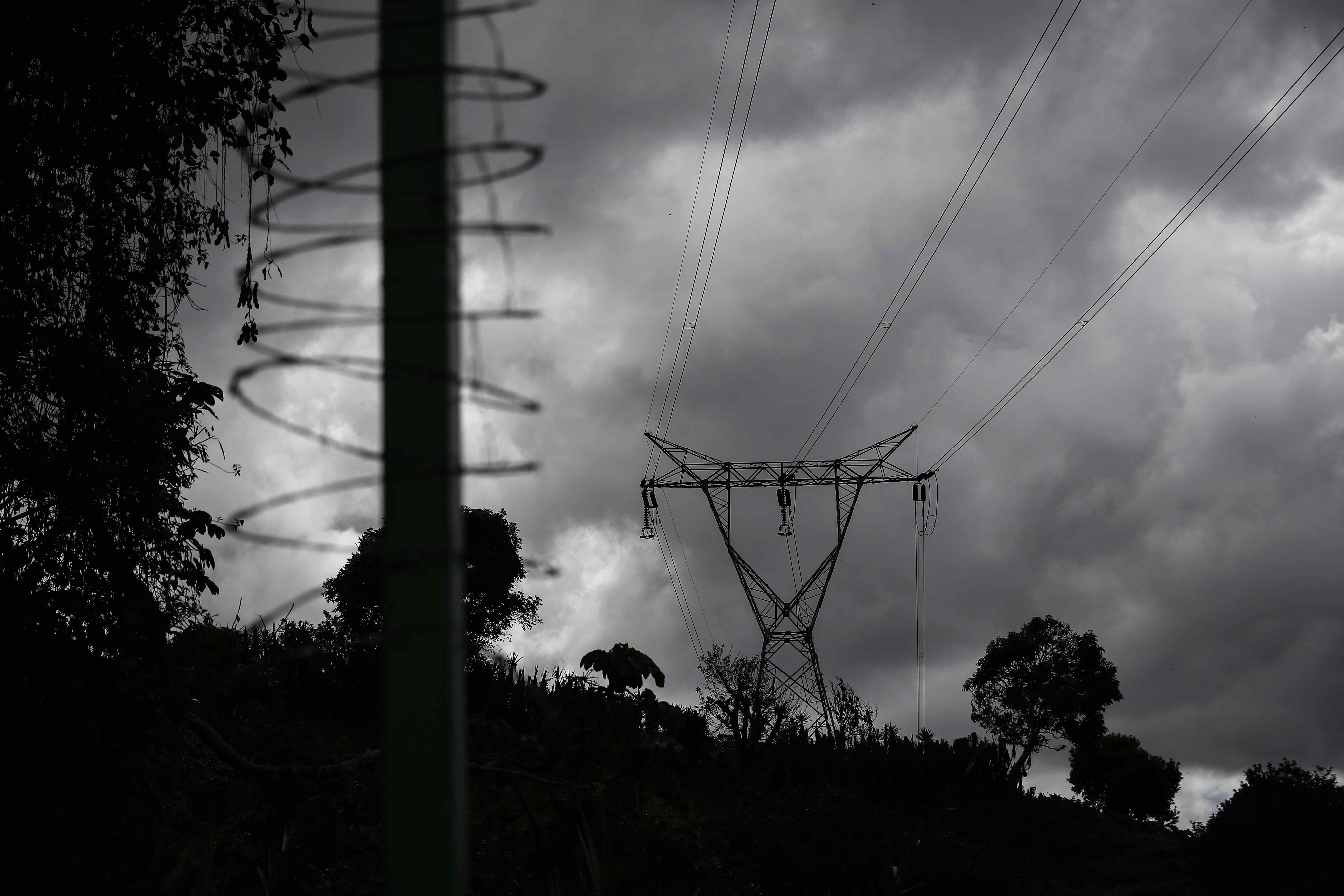Algunos municipios de Chimaltenango reportan cortes de energía eléctrica desde el 29 de abril de 2024. Imagen ilustrativa. (Foto Prensa Libre: Hemeroteca PL)(Foto Prensa LIbre: EFE/ Jeffrey Arguedas)