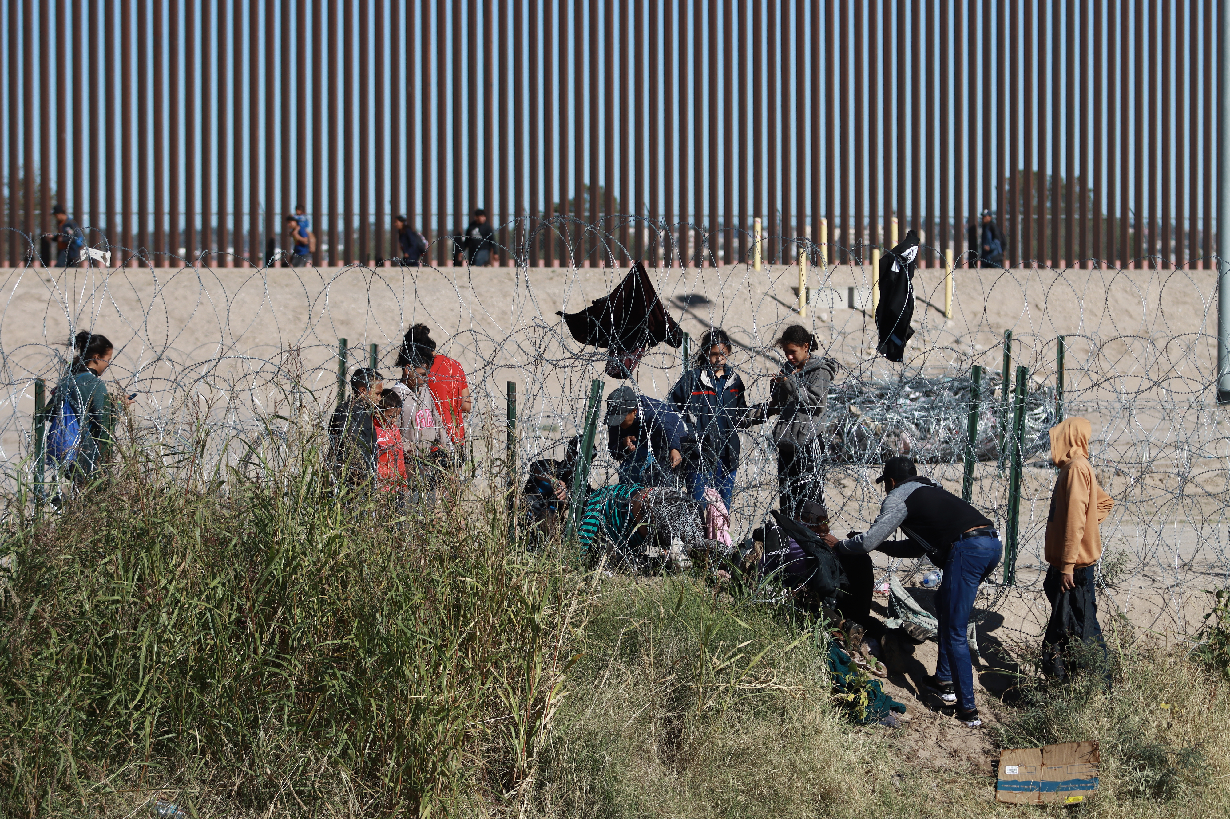 Migrantes de la caravana que atraviesa México en la frontera estadounidense. (Foto Prensa Libre: EFE/ Luis Torres)