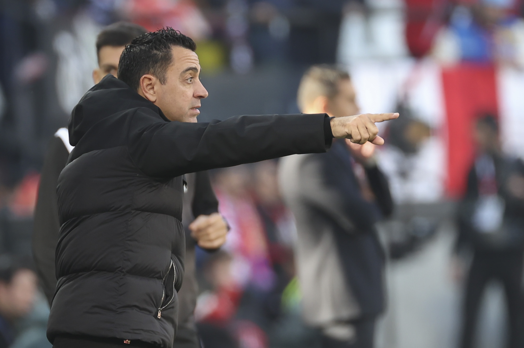 El técnico del FC Barcelona, Xavi Hernández, reacciona durante el partido de LaLiga frente al Rayo Vallecano en el estadio de Vallecas. (Foto Prensa Libre: EFE)