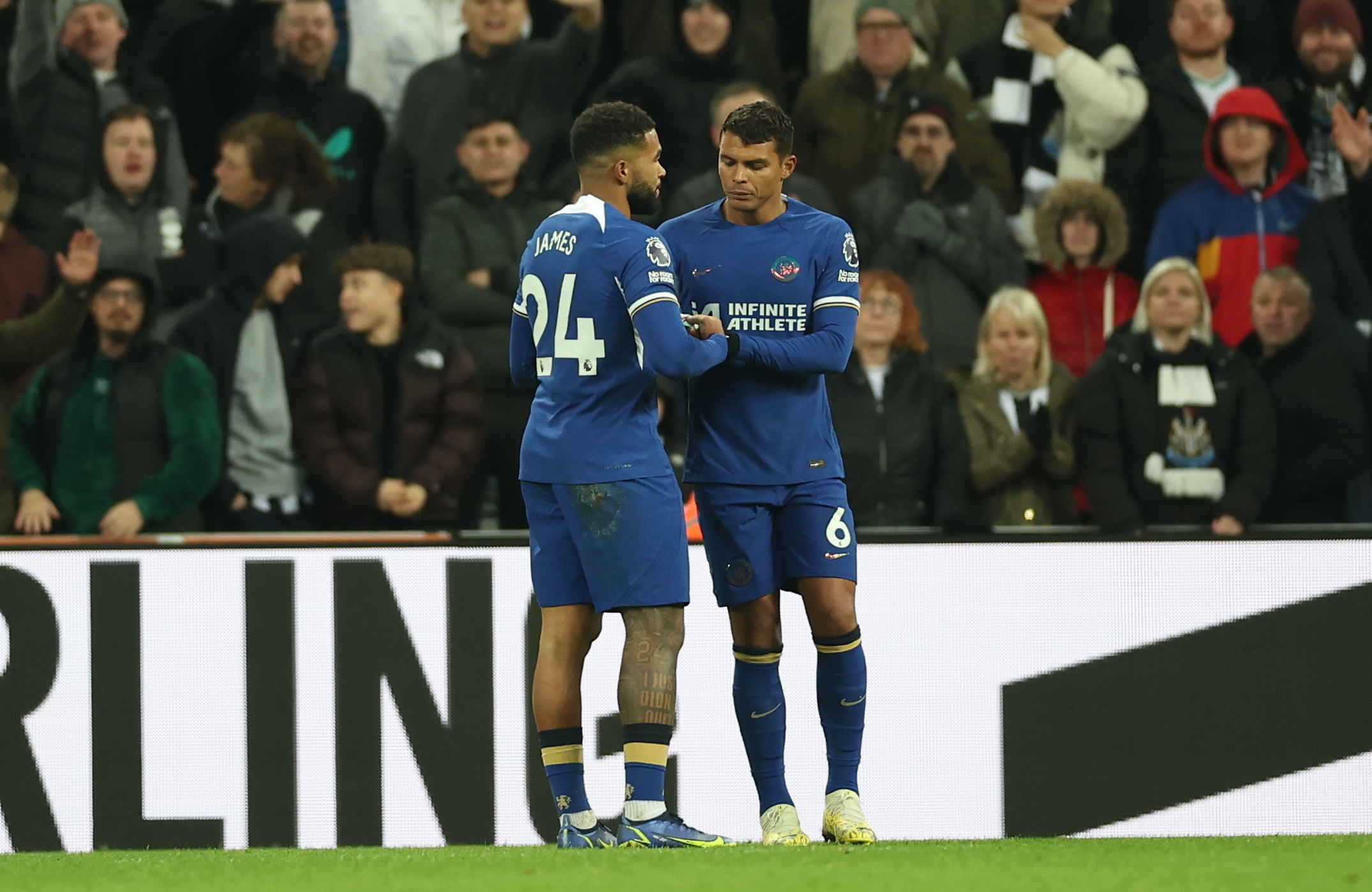 Los jugadores del Chelsea, Reece James y Thiago Silva, intercambian la cinta de capitán en el partido ante el Newcastle. (Foto Prensa Libre: EFE)
