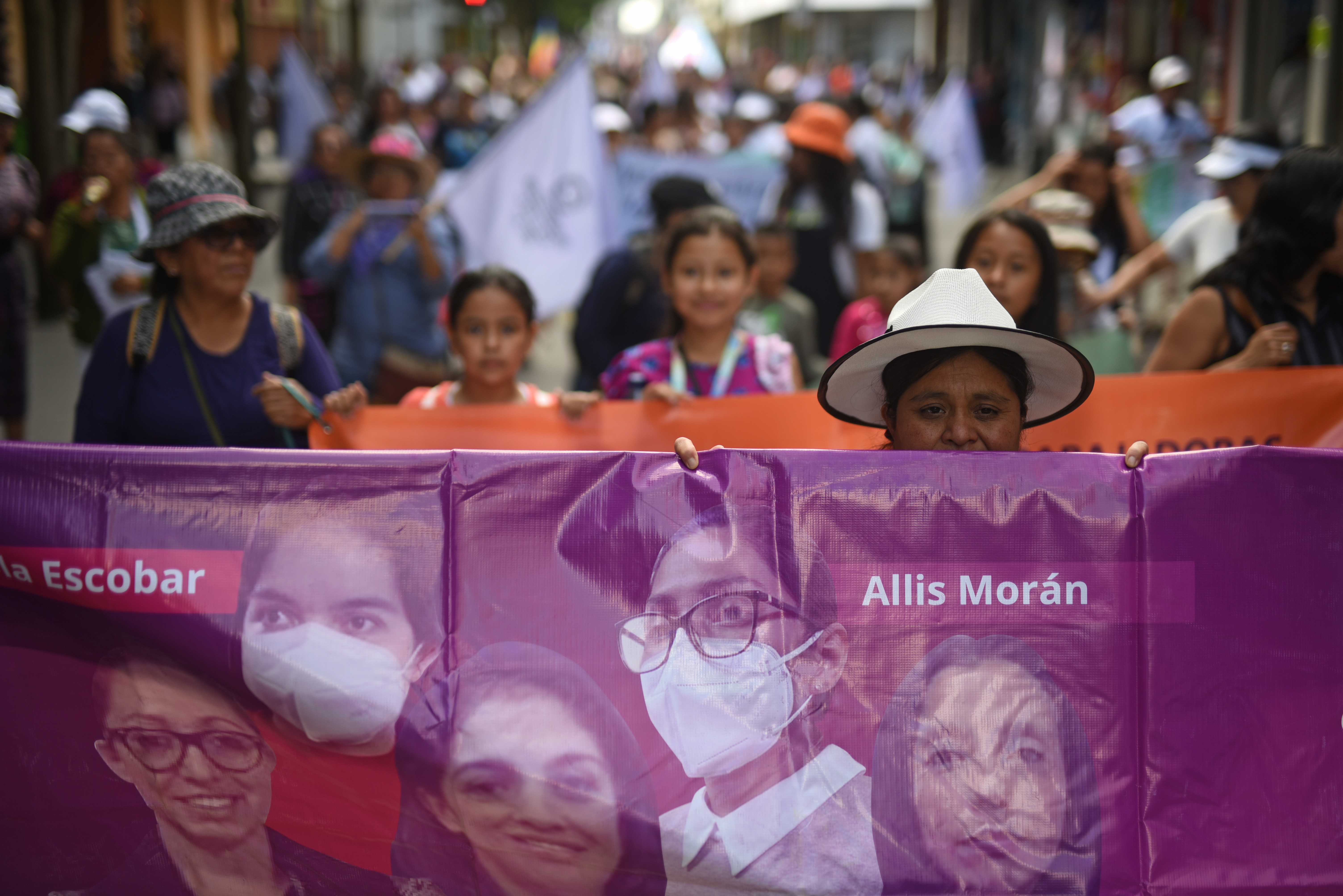Mujeres participan en una marcha en conmemoración al Día Internacional de la Eliminación de la Violencia contra las Mujeres. (Foto Prensa Libre: EFE/ Edwin Bercian)
