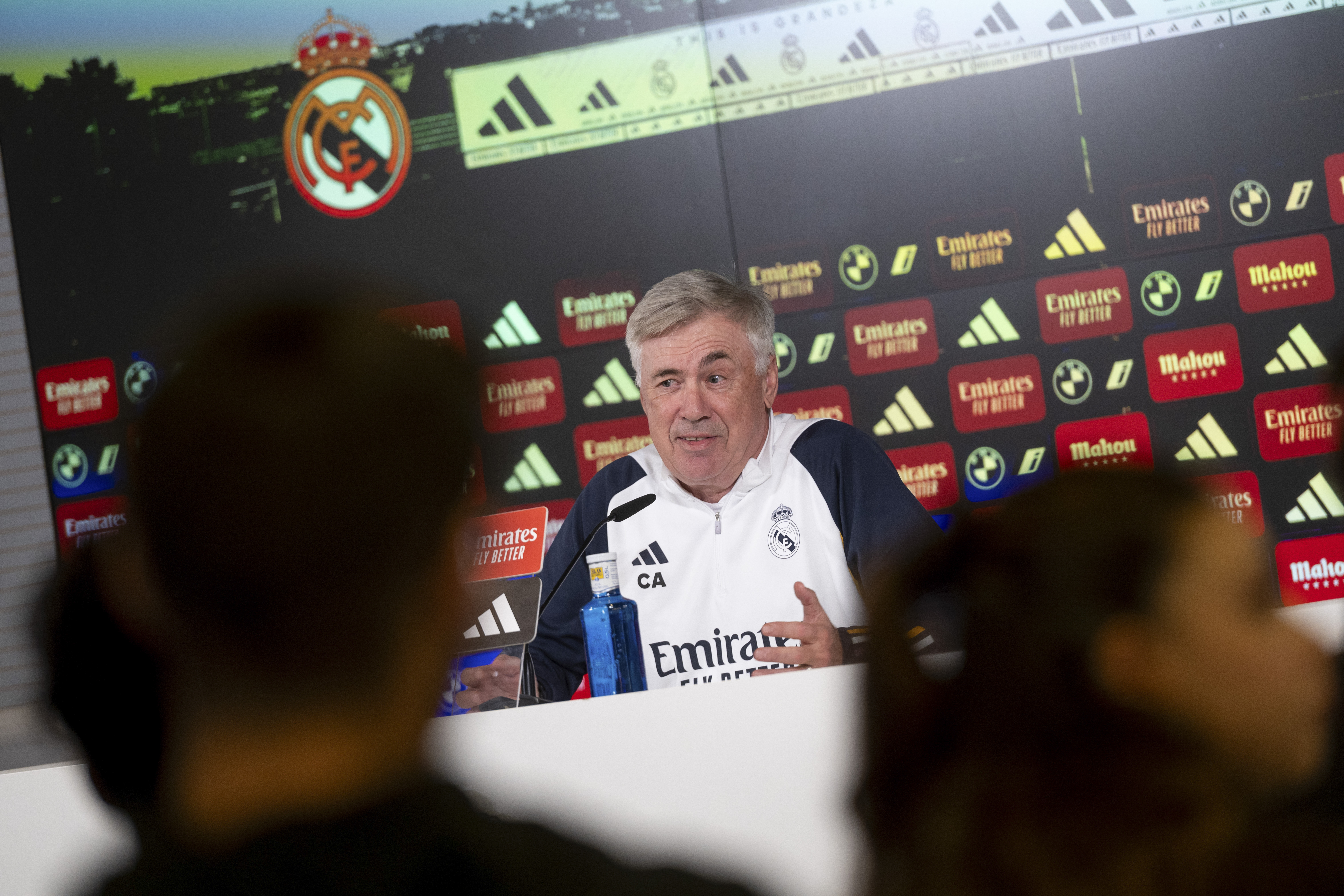 El técnico del Real Madrid, Carlo Ancelotti, durante la rueda de prensa antes de visitar al Cádiz este domingo. (Foto Prensa Libre: EFE)