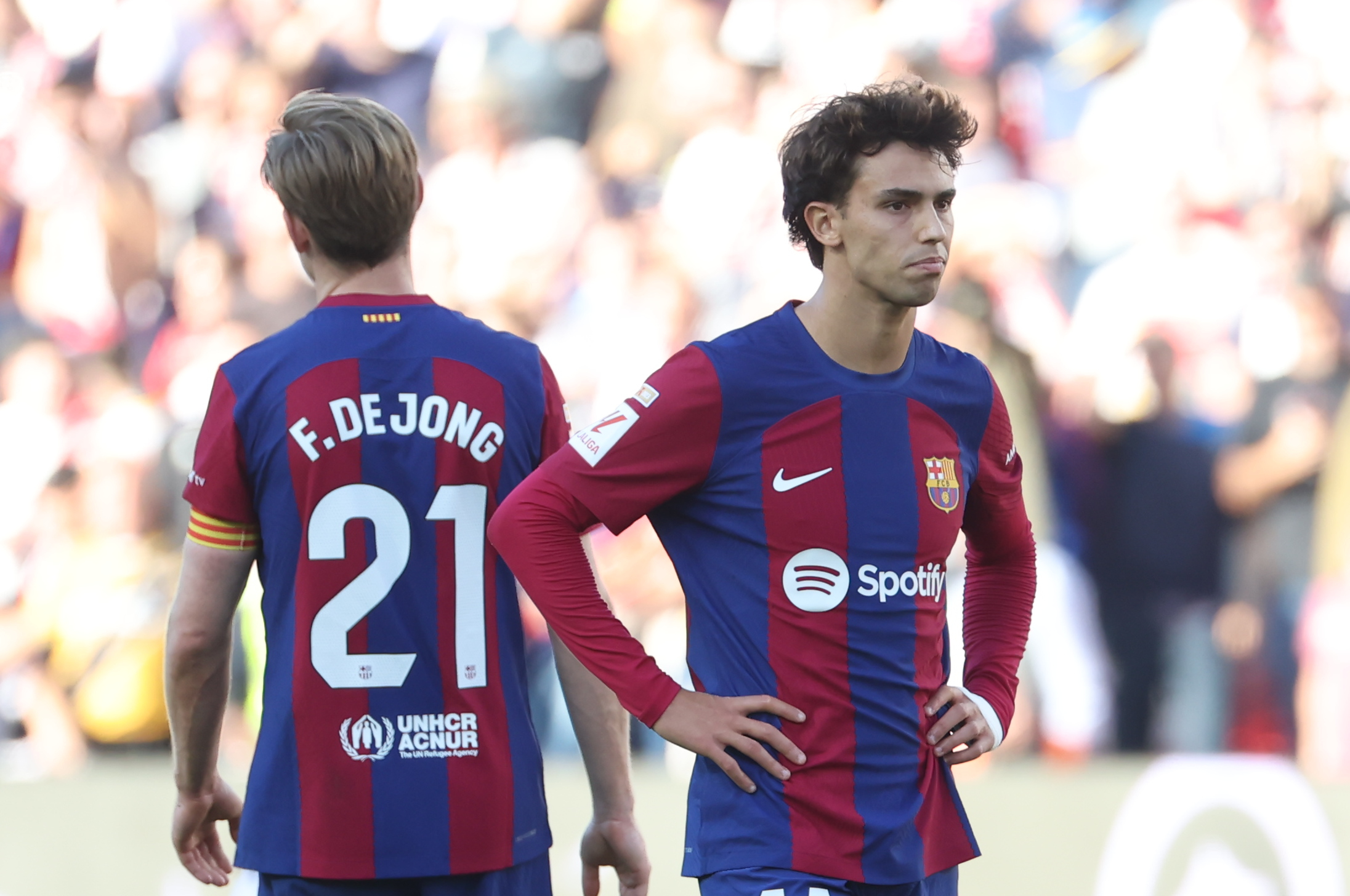 El delantero portugués del Barcelona, Joao Félix (d) y su compañero Frenkie de Jong, tras finalizar el partido frente al Rayo Vallecano. (Foto Prensa Libre: EFE)