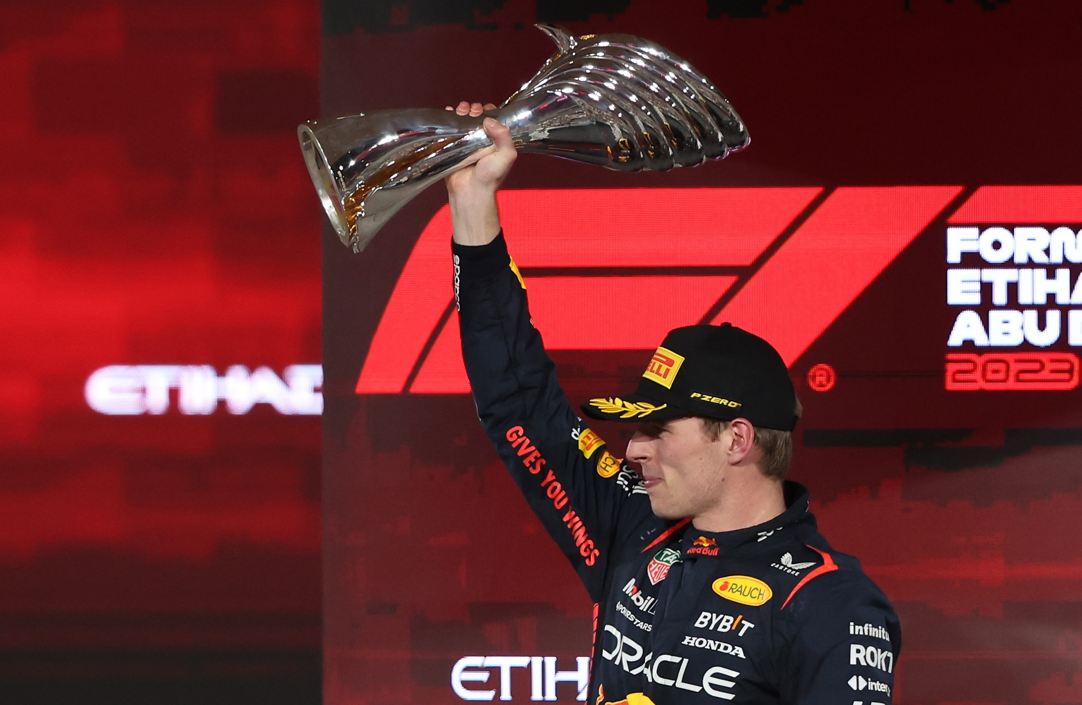 El piloto neerlandés, Max Verstappen de Red Bull Racing, celebra con el trofeo de Fórmula 1 en Abu Dhabi. (Foto Prensa Libre:EFE) /EPA/ALI HAIDER