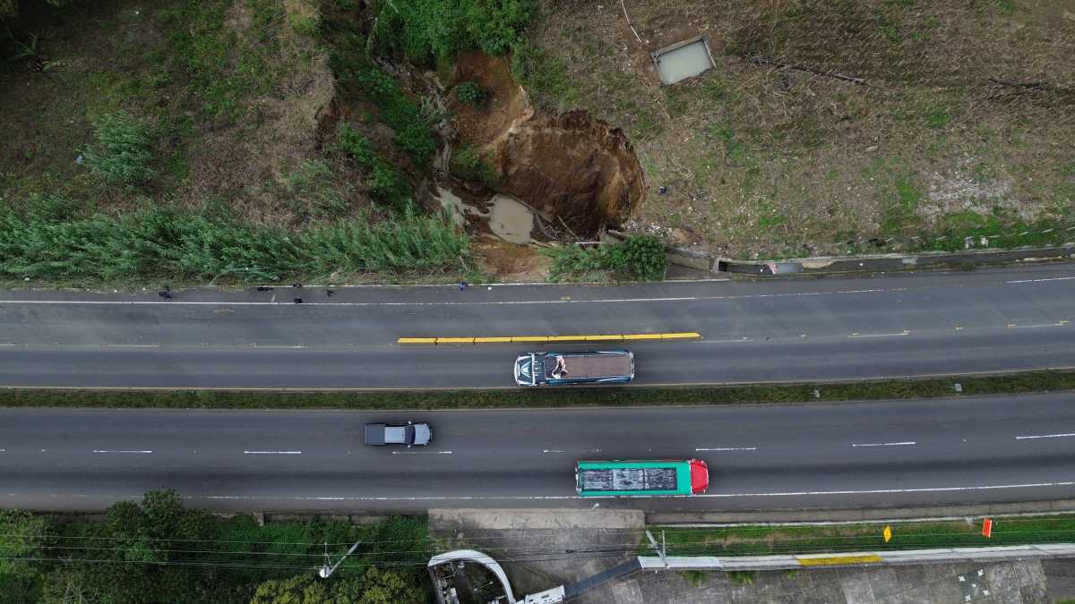 Panorama en el km 26.5 de la Carretera a El Salvador, donde se formó un socavamiento a causa de las lluvias. (Foto Prensa Libre: Élmer Vargas)