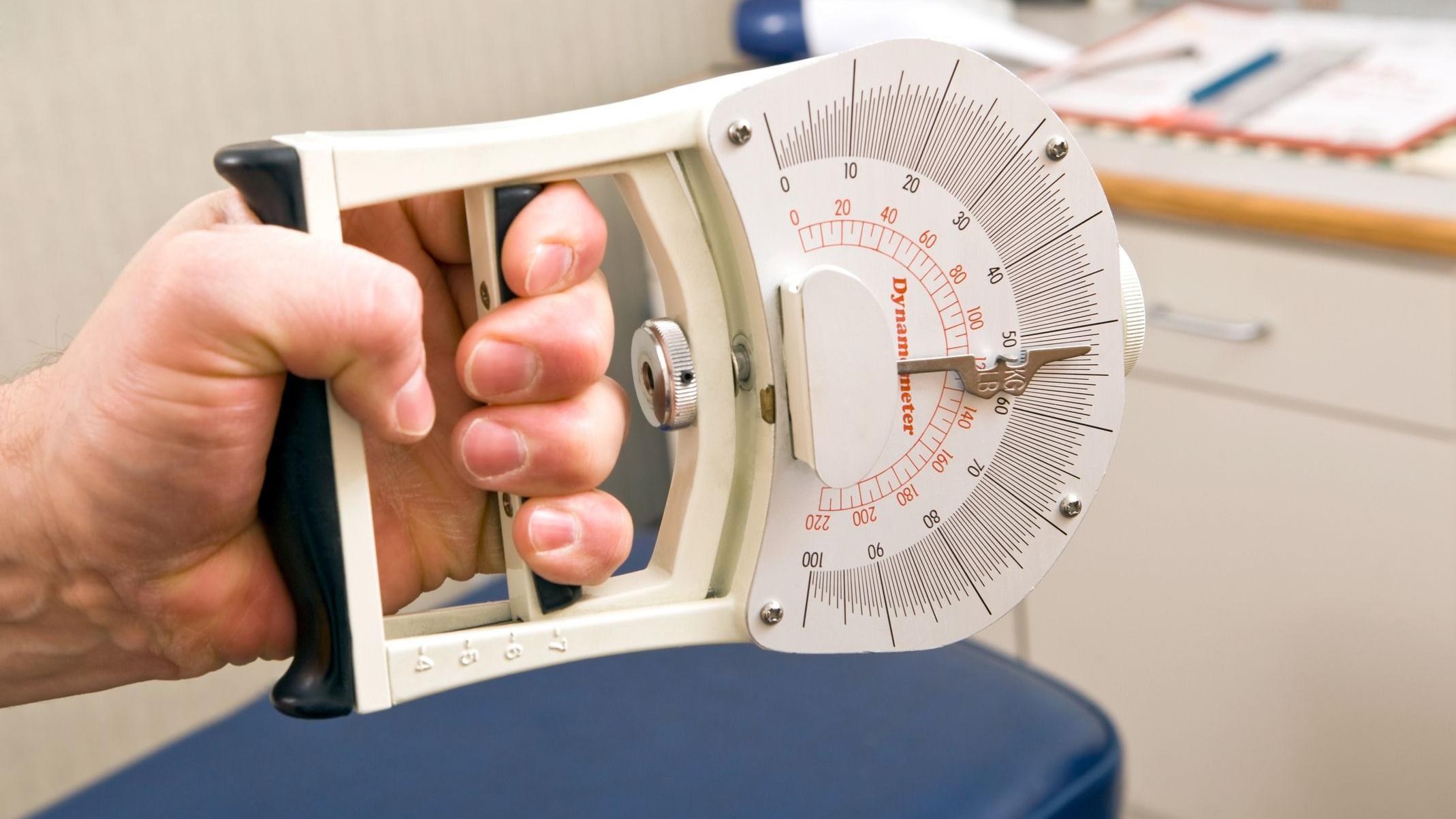 Para medir la fuerza del agarre, los médicos usan un dinamómetro.