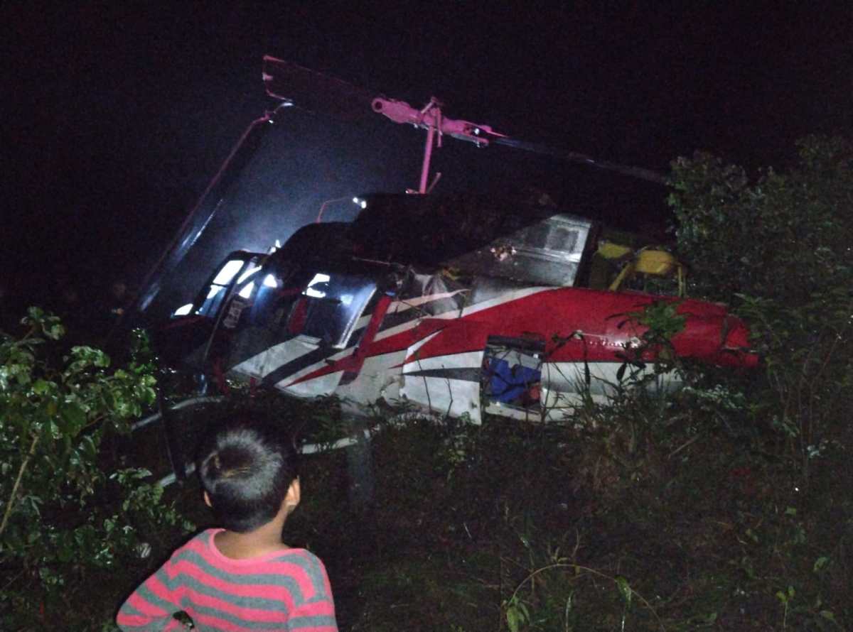 El helicóptero se desplomó en la comunidad El Corozal, San José, Petén, cerca del Cruce Dos Aguadas. (Foto Prensa Libre: Cortesía DGAC)