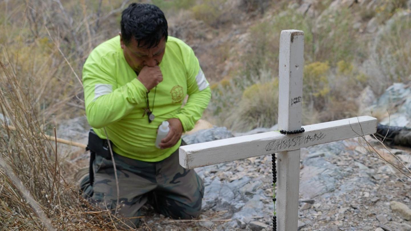 Los voluntarios de las Águilas del Desierto ponen cruces en el desierto de Sonora cuando encuentran los restos de un migrante. 