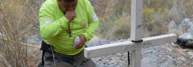 Los voluntarios de las Águilas del Desierto ponen cruces en el desierto de Sonora cuando encuentran los restos de un migrante. 
