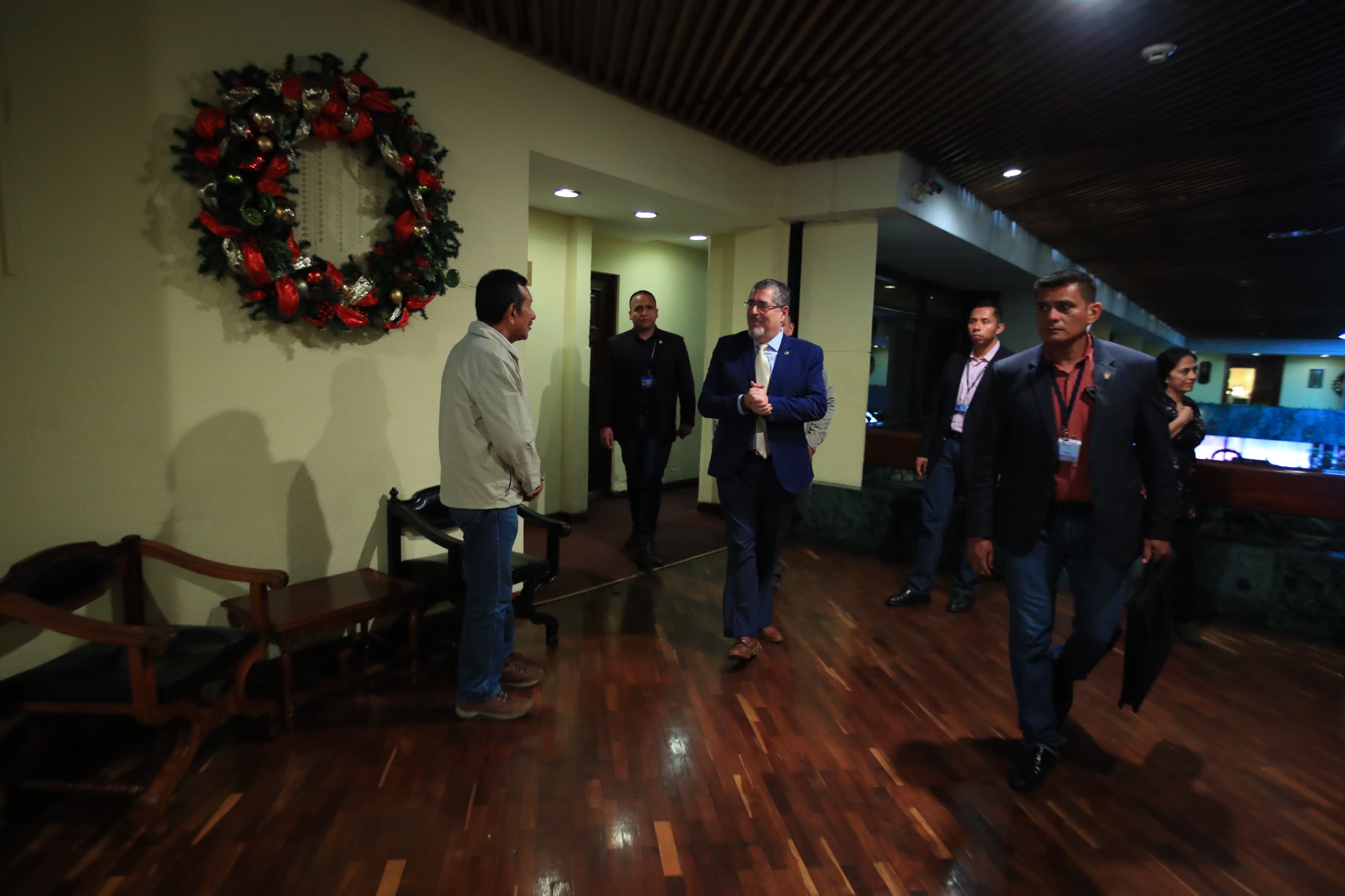 Bernardo Arévalo sostuvo una reunión con representantes del sector empresarial y líderes indígenas. (Foto Prensa Libre: Carlos Hernández Ovalle)