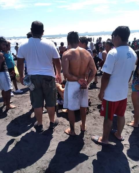 El paseo  de domingo a la playa terminó en tragedia para una familia de la zona 21. (Foto Prensa Libre: Cortesía) 