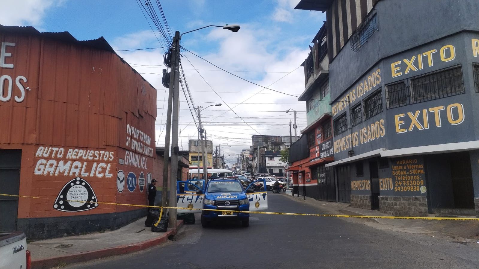 Un cadáver envuelto en sábanas fue localizado en la 36 de la zona 8 de la capital. (Foto Prensa Libre: Cortesía PMT de Guatemala)