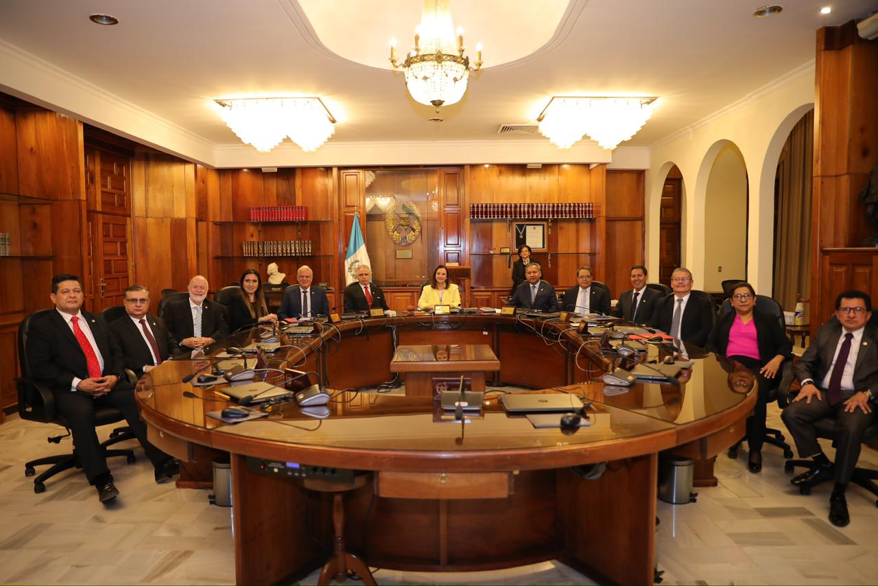 El pleno de magistrados de la CSJ que asumió sus cargos este viernes 17 de noviembre de 2023. (Foto Prensa Libre: Cortesía OJ)