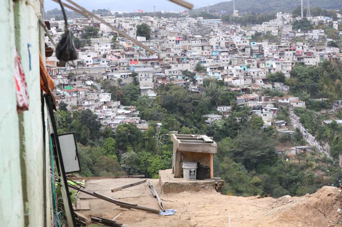 Debido a un deslizamiento de tierra en el Barrio El Gallito, en la zona 3 de la capital varias viviendas quedaron dañadas. (Foto Prensa Libre: María Renée Barrientos)