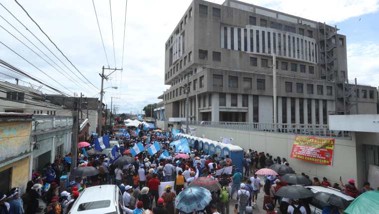 Desde principios de octubre pasado, miles de guatemaltecos han salido a las calles para protestar contra las acciones del MP y para exigir la renuncia de la fiscal general Consuelo Porras. (Foto Prensa Libre: Esbin García)