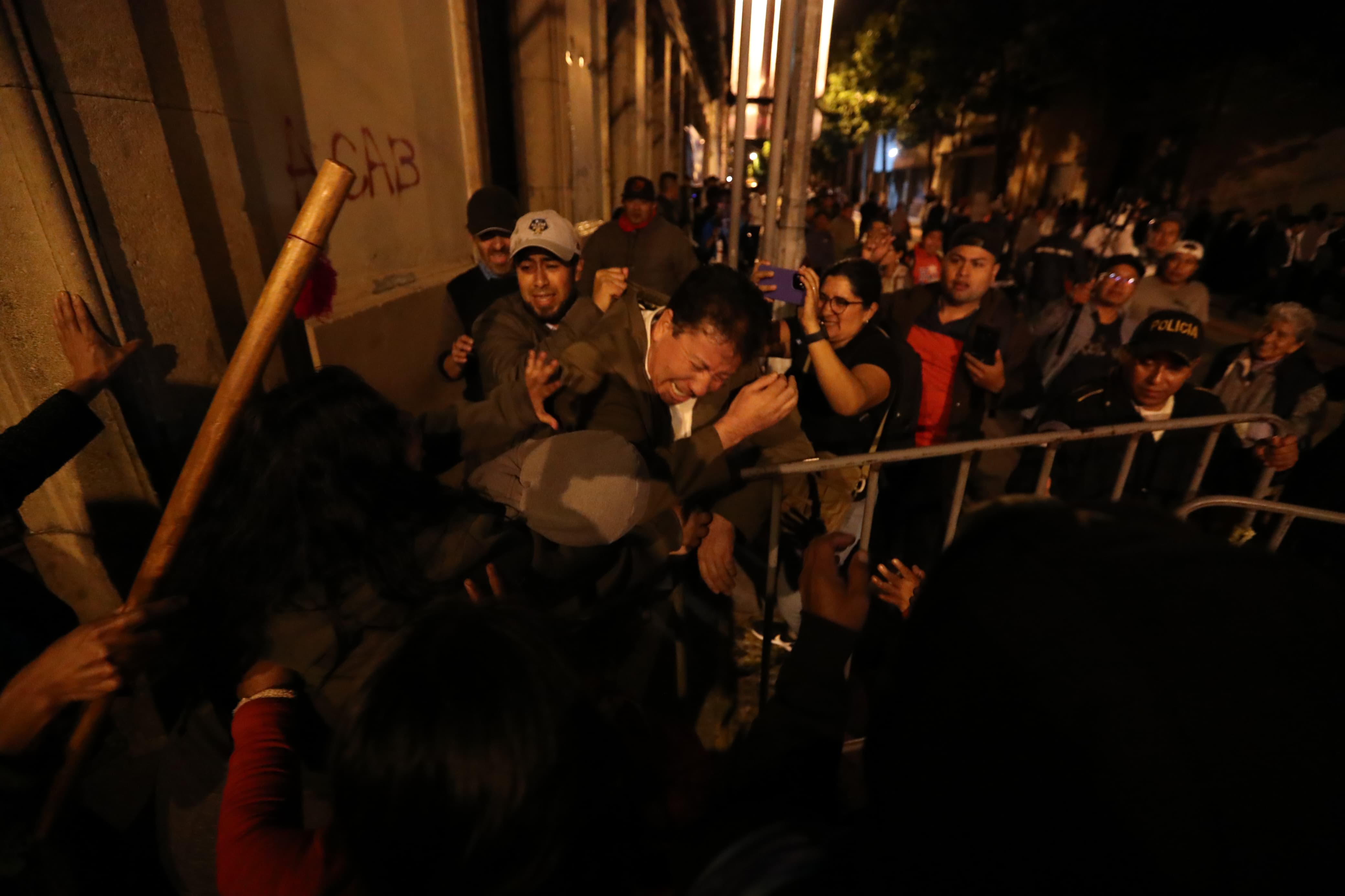 El diputado Geraldin Díaz, de Valor, fue agredido por manifestantes frente al Congreso de la República. (Foto Prensa Libre: Carlos Hernández Ovalle)