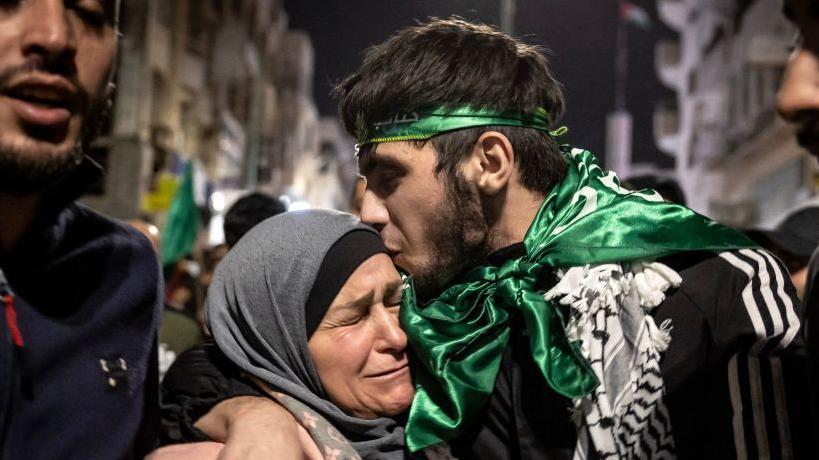 Un prisionero palestino que fue liberado gracias al acuerdo se reencuentra con su madre.
