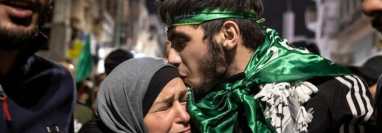 Un prisionero palestino que fue liberado gracias al acuerdo se reencuentra con su madre.