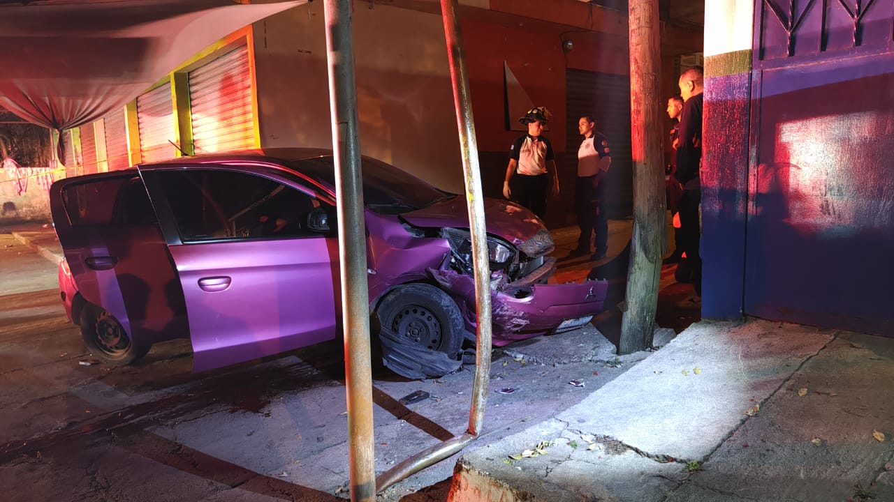 Un hombre murió y otro resultó herido en accidente de tránsito en la 60 avenida y 6a calle de Pinares del Norte, Zona 18. (Foto Prensa Libre: Bomberos Voluntarios) 

