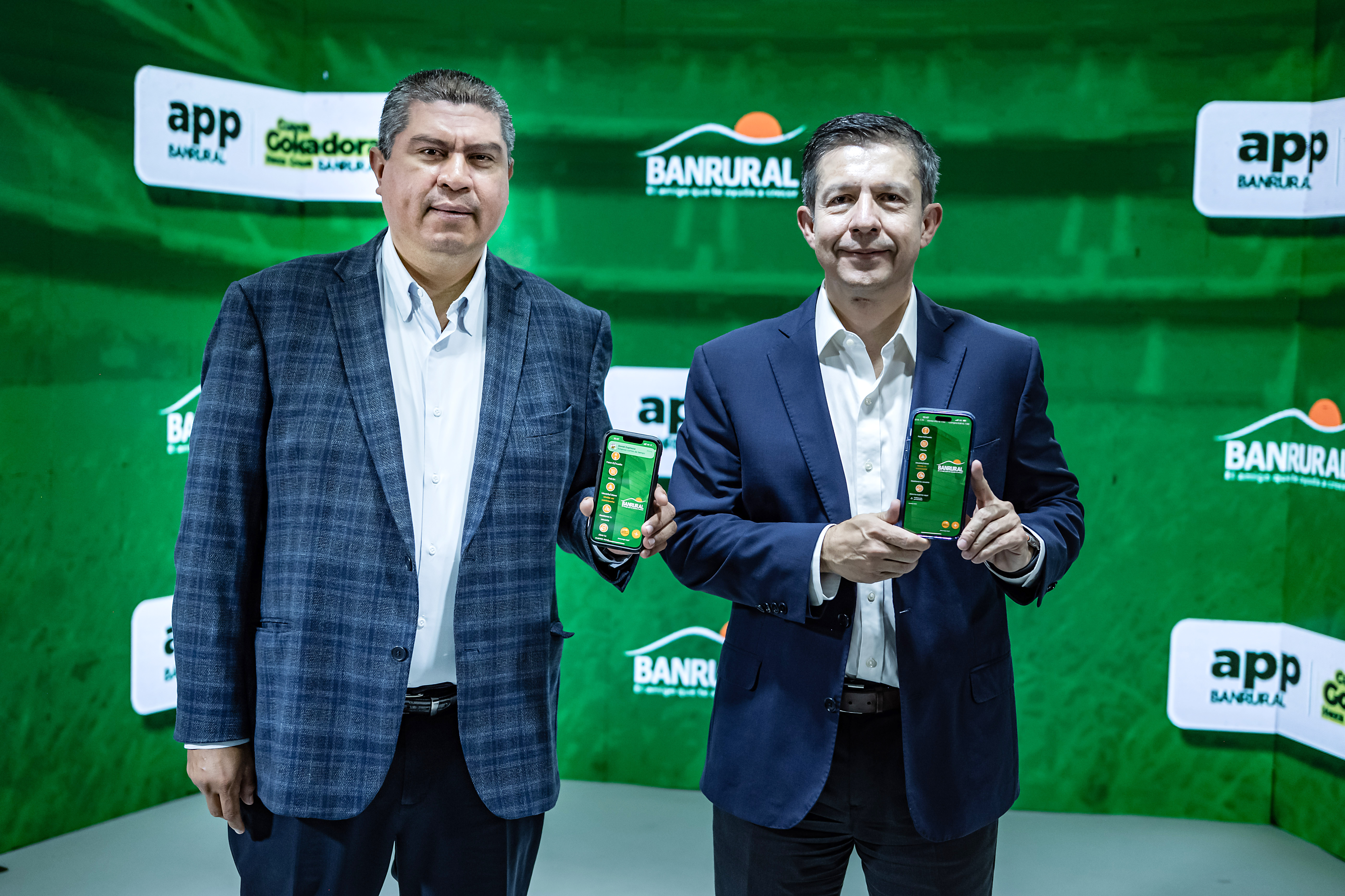 Carlos Aquino, gerente de Agencias; y César Mendizábal, subgerente general de Negocios de BANRURAL. Foto Prensa Libre: Cortesía