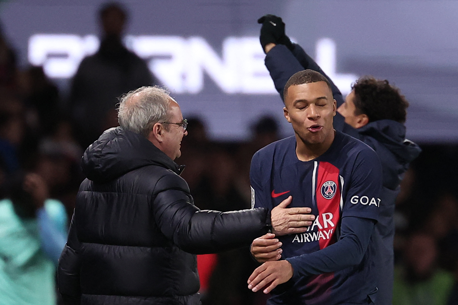El delantero del Paris Saint-Germain, Kylian Mbappé, celebra con el portugués, Luis Campos (i) al final del partido ante el Montpellier, en el estadio, Parc des Princes. (Foto Prensa Libre: AFP)