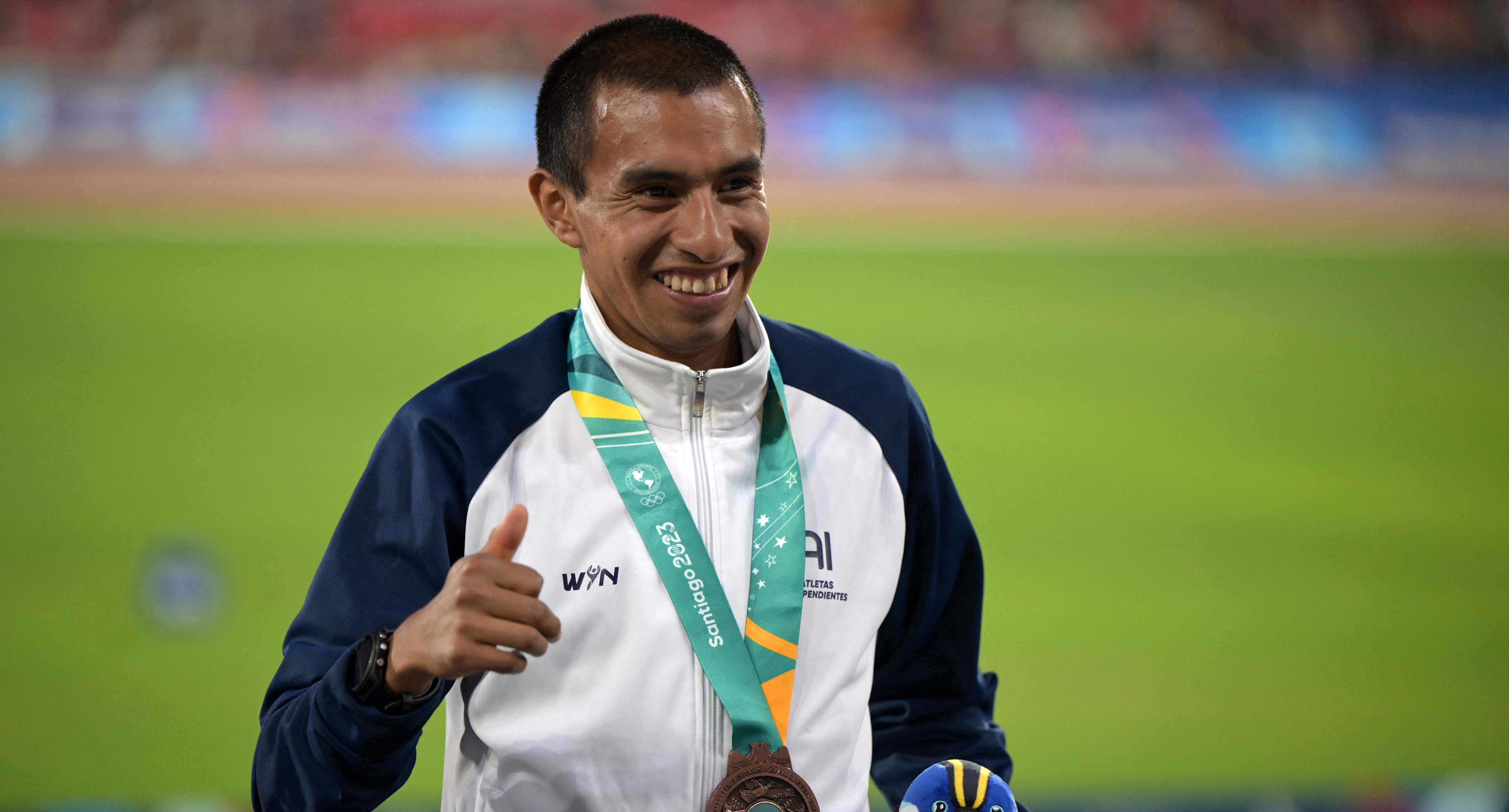 Alberto González posa en el podio de los Juegos Panamericanos Santiago 2023. Foto Prensa Libre (AFP)