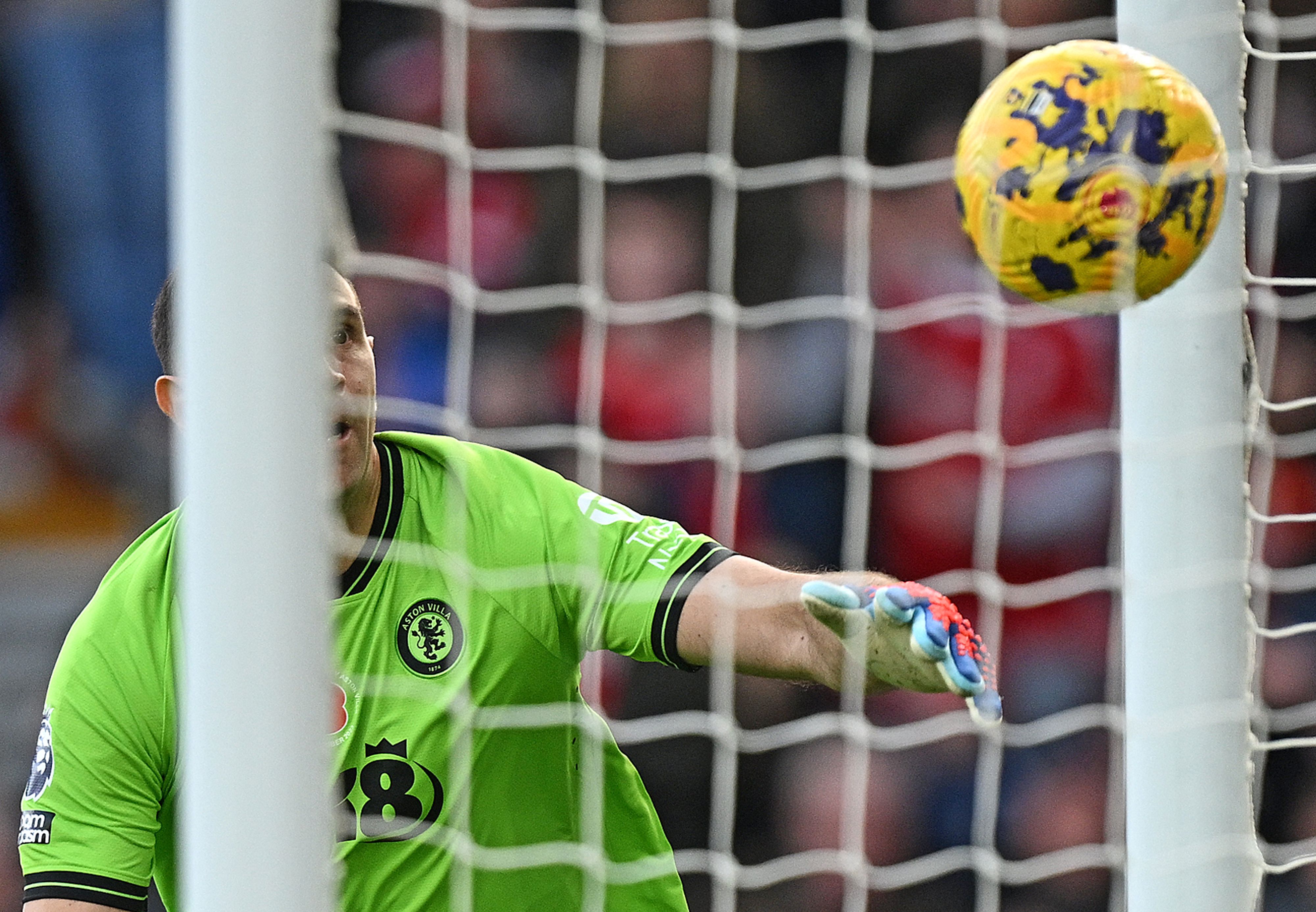 El portero del Aston Villa, Emiliano Martínez, observa el balón ingresar en su portería, luego de su error en el segundo gol del Nottingham Forest. (Foto Prensa Libre: AFP)