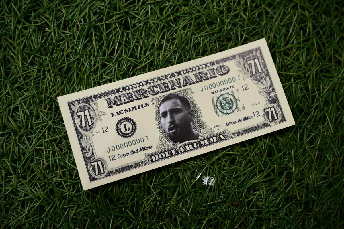 Un dólar con la cara de Donnarumma que demuestra el desprecio de la afición del Milan al portero italiano. Foto Prensa Libre (AFP)
