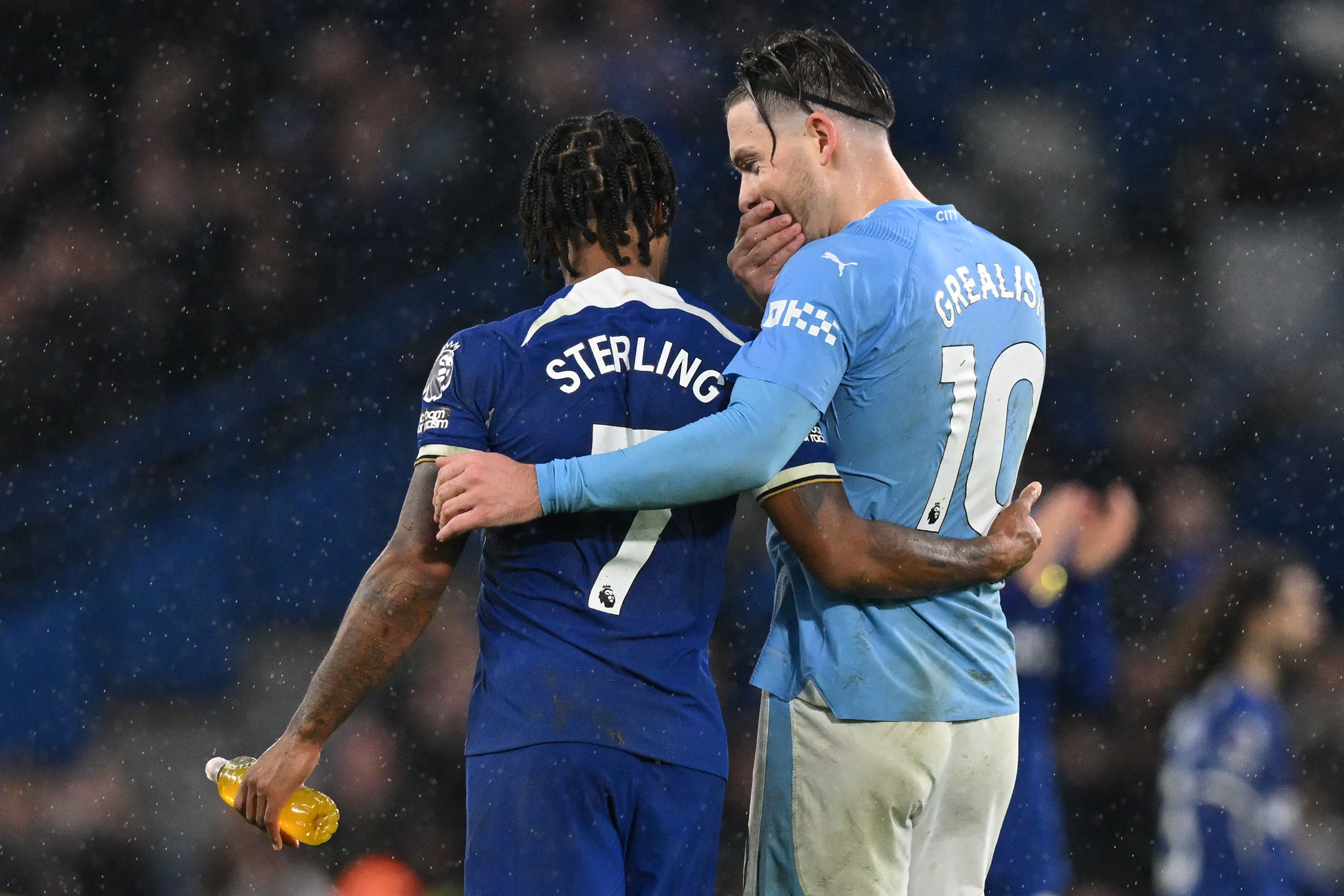 El medio campista del Chelsea, Raheem Sterling, y el jugador del Manchester City, Jack Grealish, (10) después del empate 4-4 en Stamford Bridge la semana pasada. (Foto Prensa Libre: AFP)