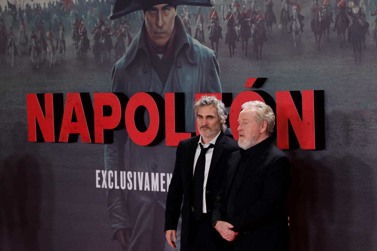 El director Ridley Scott y el actor Joaquin Phoenix posan para una sesión de fotos de la película Napoleón en Madrid el 20 de noviembre del 2023 (Foto Prensa Libre: AFP/Oscar Del Pozo).