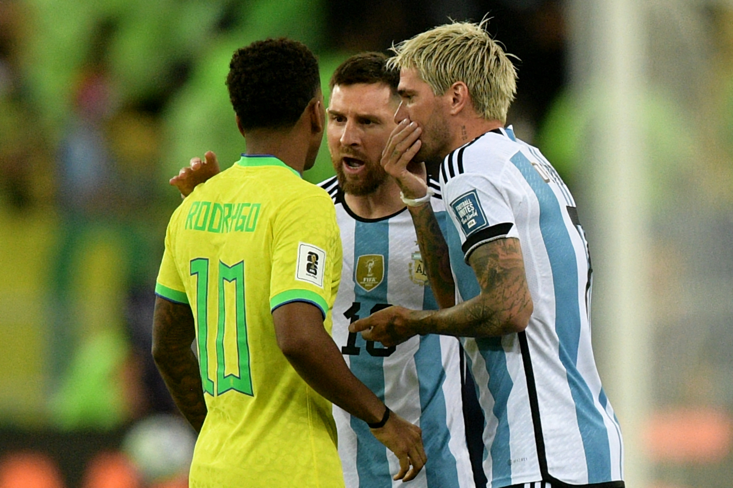 Incidente entre Messi y Rogrygo en un Brasil vs Argentina. Foto Prensa Libre (AFP)