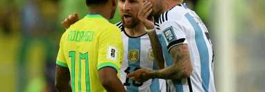 Incidente entre Messi y Rogrygo en un Brasil vs Argentina. Foto Prensa Libre (AFP)