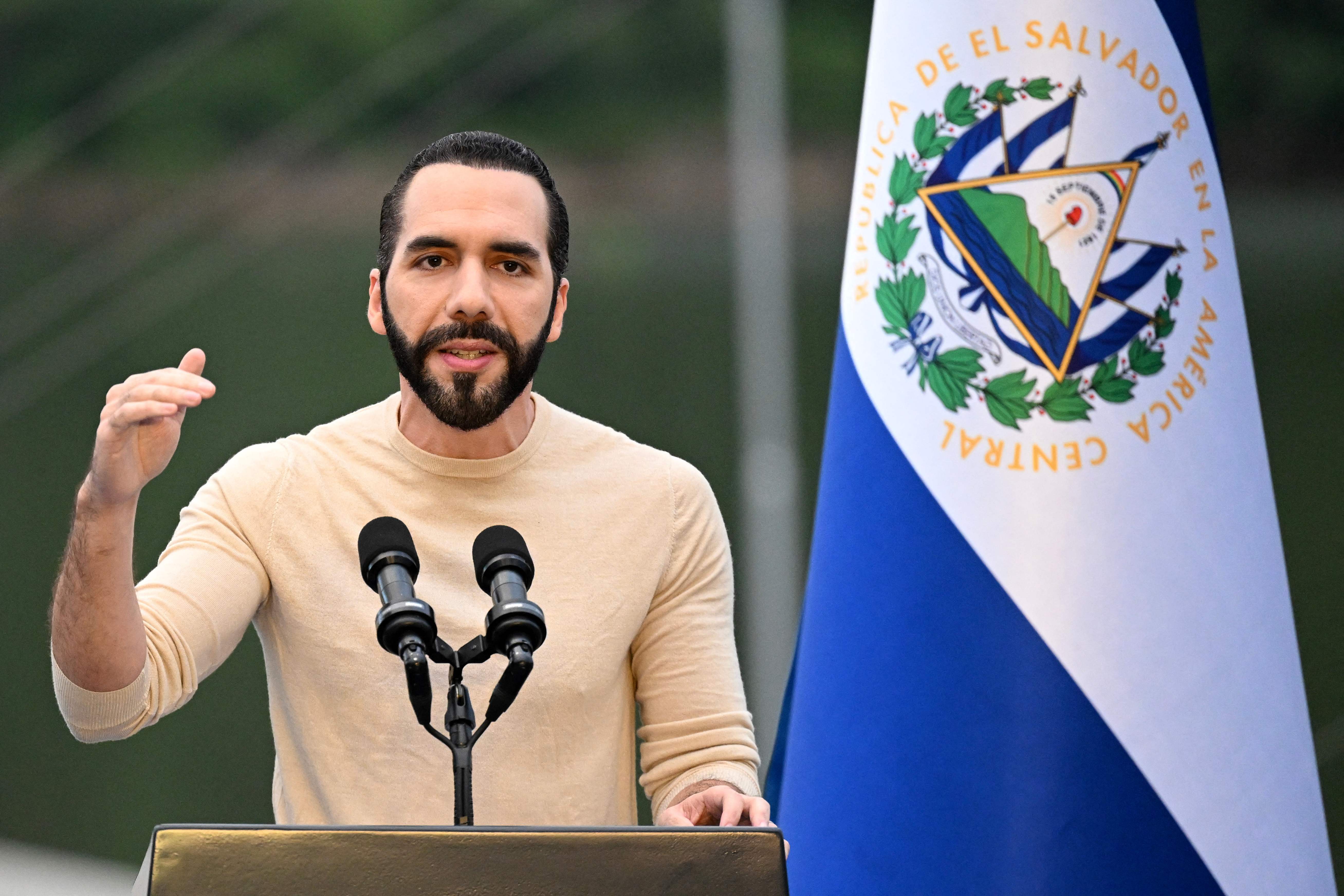 Fotografía de archivo tomada el 19 de octubre de 2023, muestra al presidente, Nayib Bukele, pronuncia un discurso durante la inauguración de la Central Hidroeléctrica 3 de Febrero en San Luis de la Reina, El Salvador. (Foto por MARVIN RECINOS / AFP)