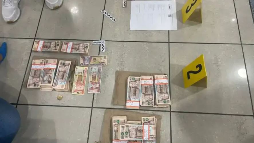 Parte del dinero que se le incautó al jefe de agencia de un banco de la zona 10.  (Foto Prensa Libre: PNC)