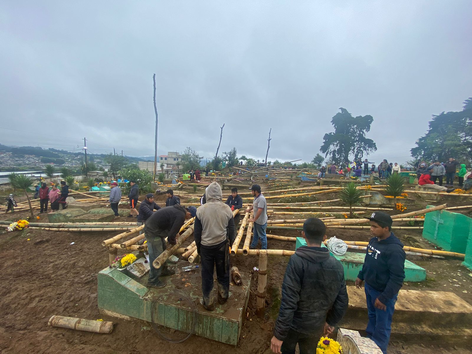 El festival de barriletes gigantes de Santiago Sacatepéquez es suspendido por la situación climática en el país.  (Foto Prensa Libre: E. Sánchez)