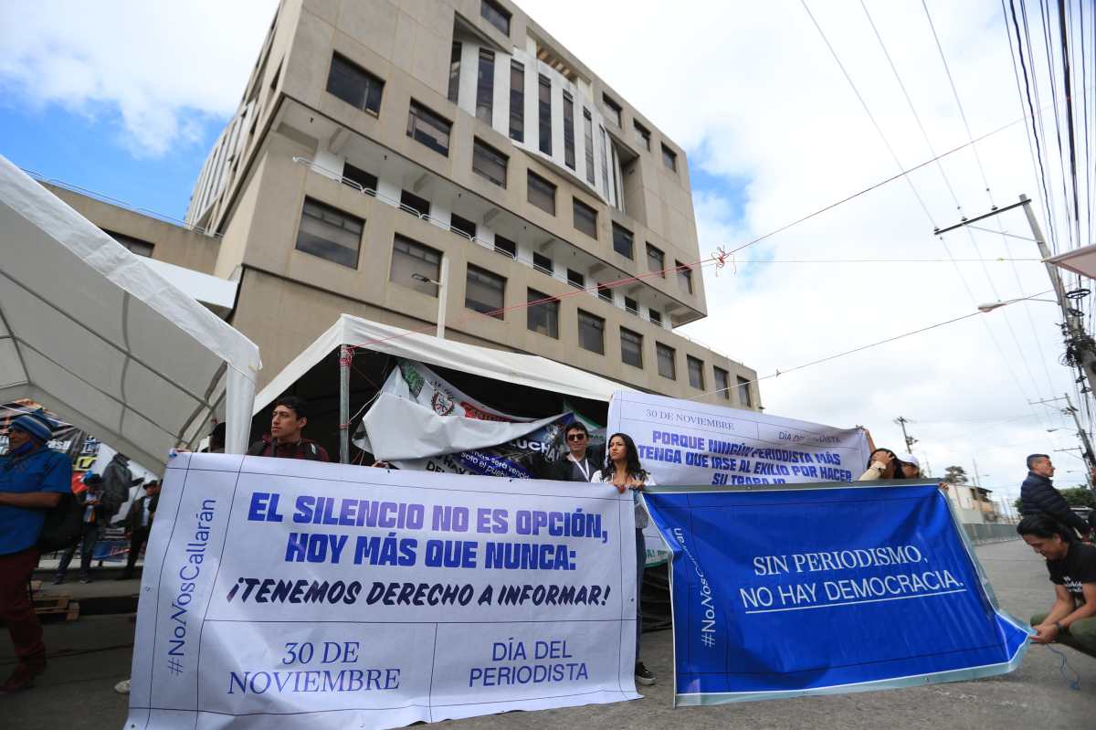 Un grupo de periodistas con motivo del Día del Periodista efectuó un plantón frente al MP para pedir que se respete la libertad de expresión. (Foto Prensa Libre: Carlos Hernández) 

