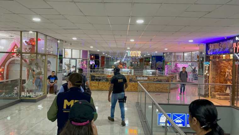 PNC y MP recaban evidencias en un centro comercial de la zona 1 por denuncias de robo. (Foto Prensa Libre: PNC)