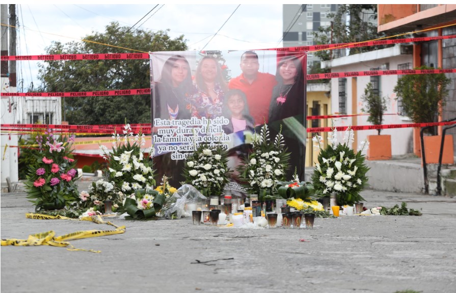 La inestabilidad en la zona interrumpió la búsqueda de la familia desaparecida en la zona 3 capitalina. (Foto Prensa Libre: Gabriel Molina)