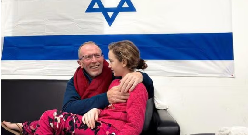 Emily se reúne con su padre tras su tormentoso cautiverio. (Foto: EFE/Gobierno de Israel/El Comercio)