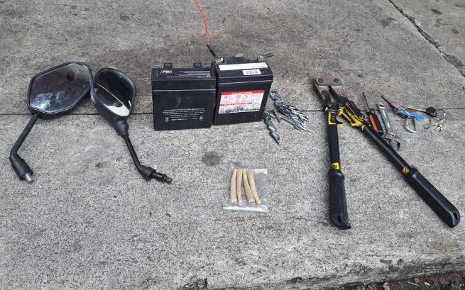 Capturan a hombre con 28 antecedentes mientras robaba baterías de motocicletas