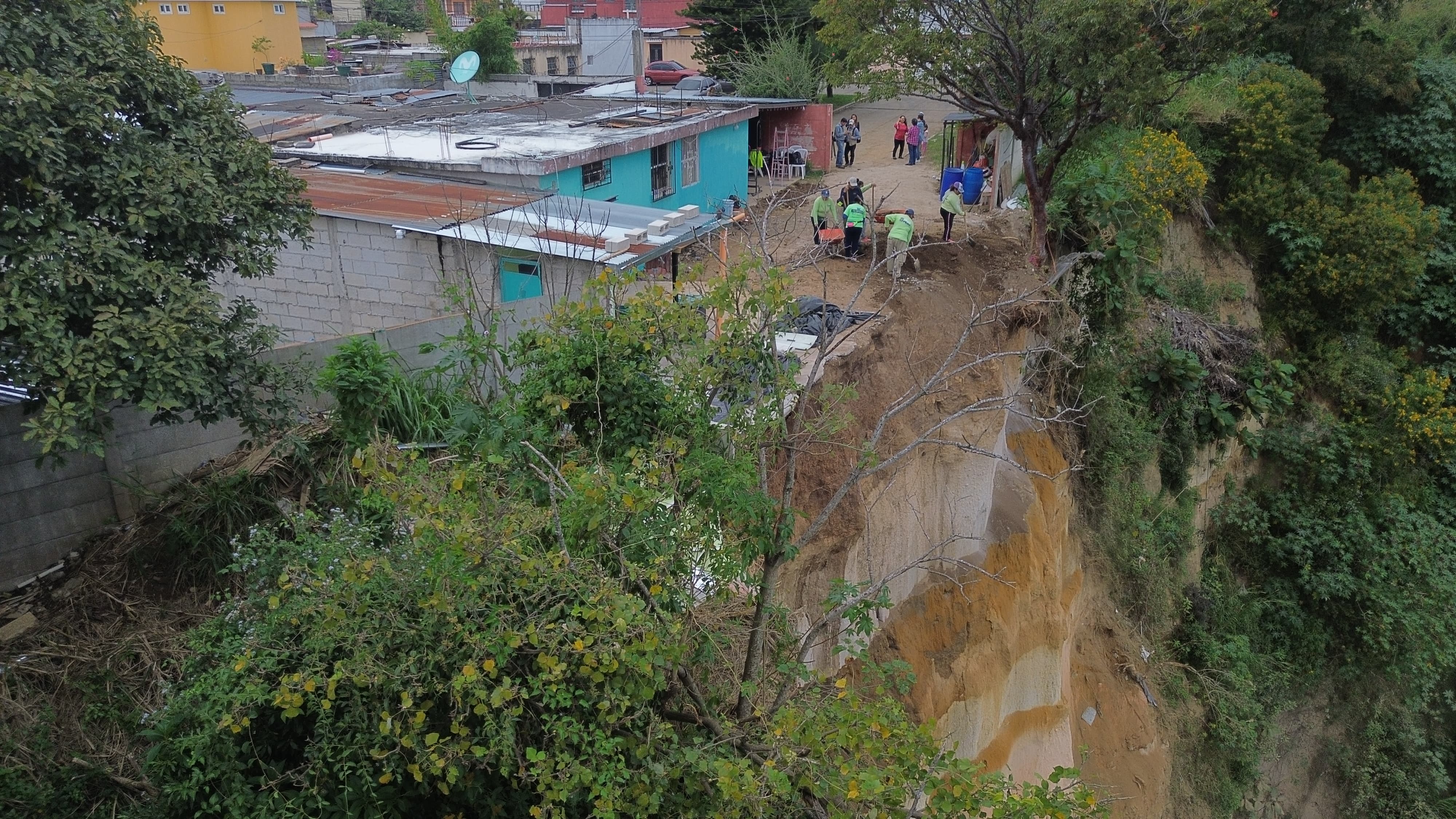 “Nos podemos hundir, nuestras casas tiemblan”: el gigantesco deslave que pone en riesgo a 33 viviendas en San Cristóbal, Mixco