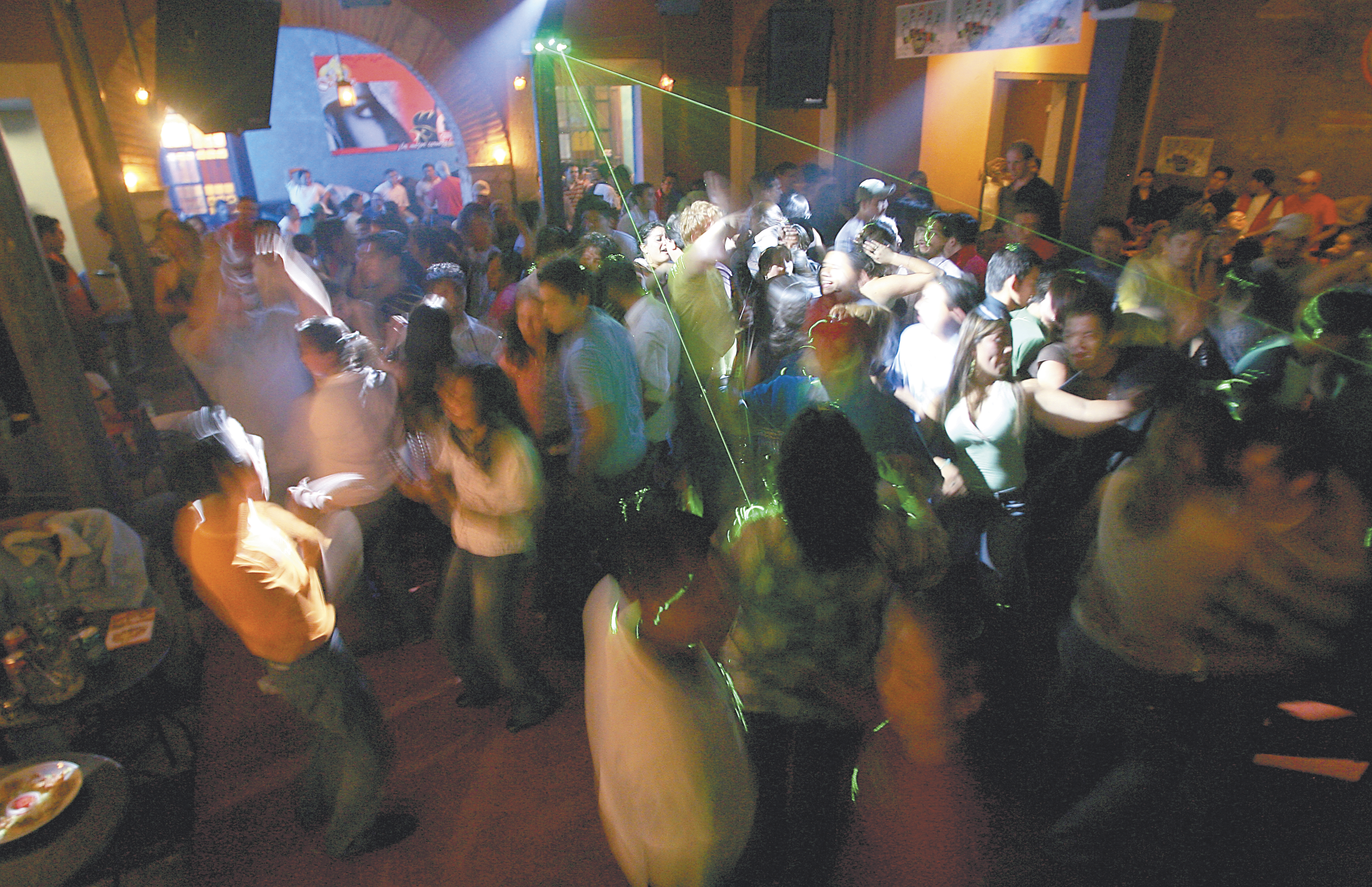 Autoridades policiales reiteran que la venta de drogas prevalece en los alrededores de bares y discotecas de seis departamentos.(Foto Prensa Libre: Hemeroteca PL)