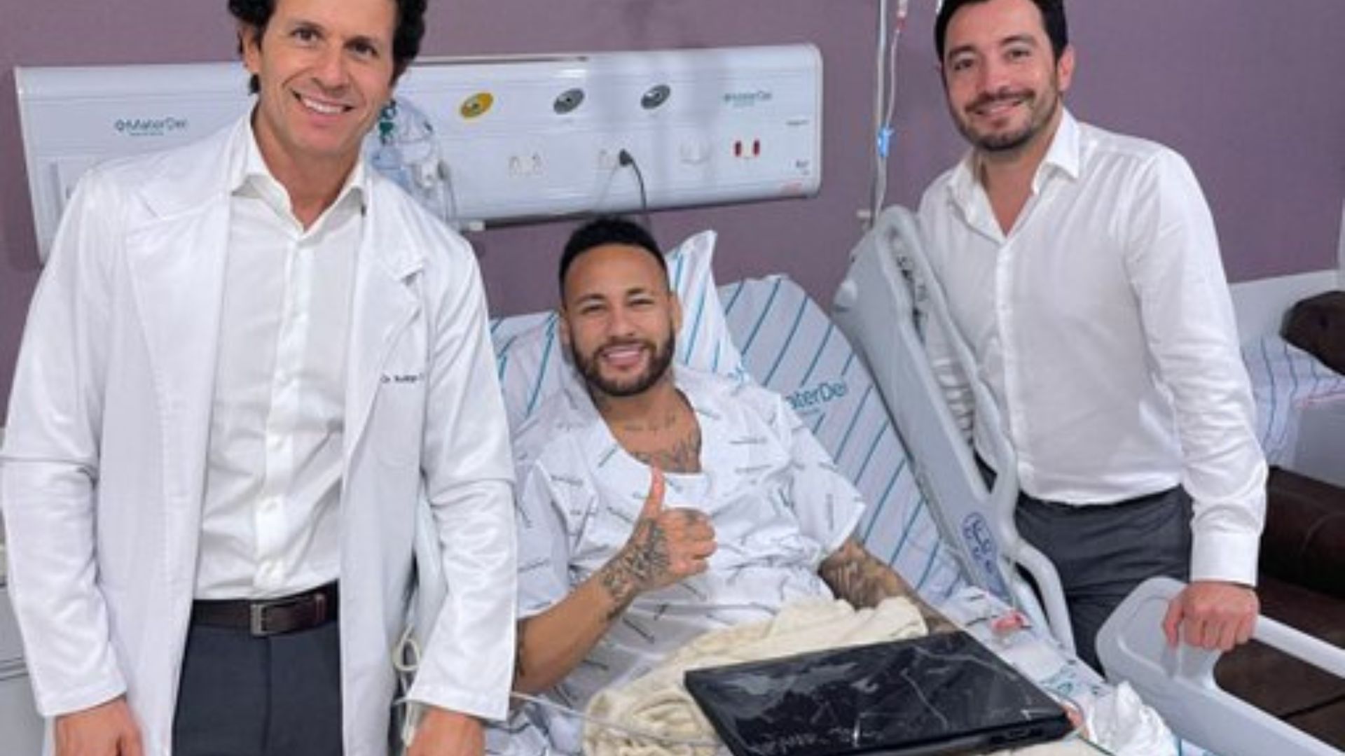 Neymar (c) junto a los médicos que lo operaron con éxito de su lesión en la rodilla. (Foto Prensa Libre: Alhilal FC)