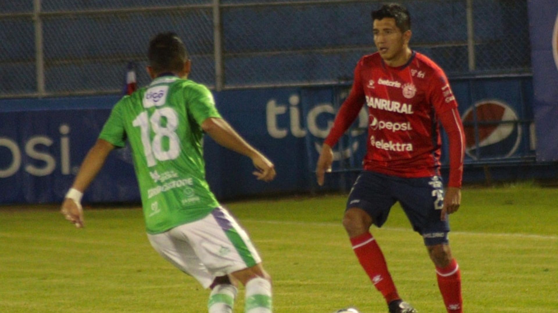 El jugador de Xela, Kevin Ruiz, contra el jugador de Antigua, Oscar Santis (18) en el Estadio Mario Camposeco de Quetzaltenango. (Foto Prensa Libre: XelajúMC-Facebook)