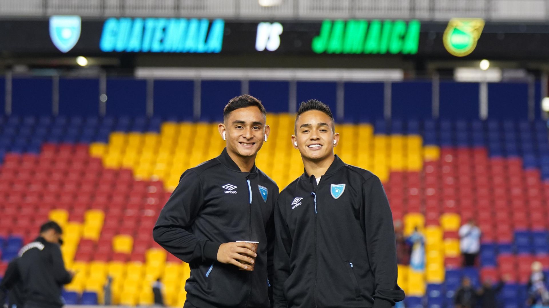Los hermanos, Diego y Oscar Santis, antes de enfrentarse a Jamaica con la Selección Nacional, en la cancha del Red Bull Arena de Nueva Jersey. (Foto Prensa Libre: Fedefut)
